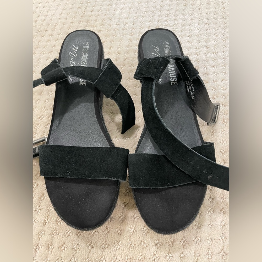 Amuse society black wedged sandals
